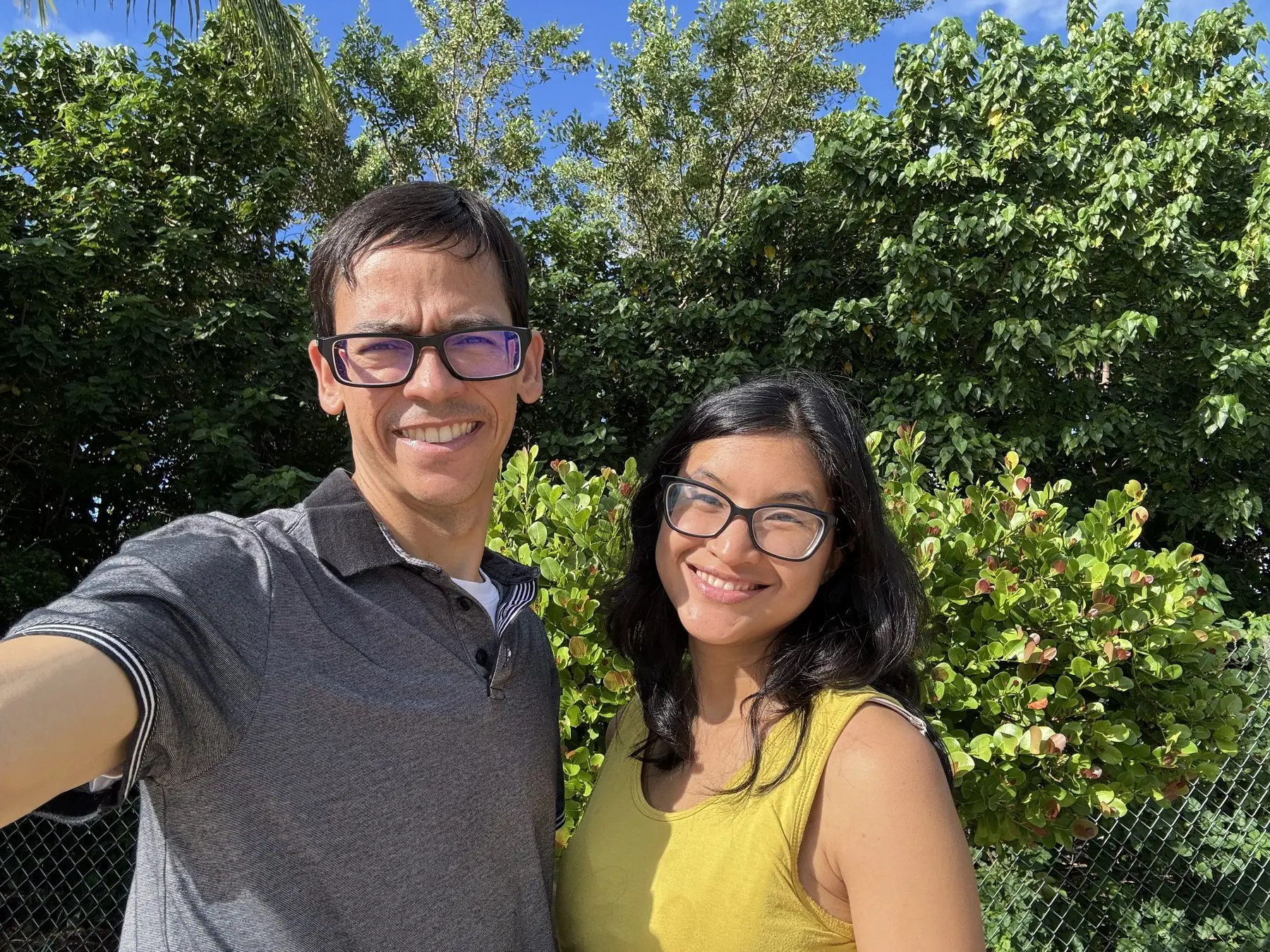 El Dr. Giomarell Feliciano y la Dra. Chelsea Anorma al aire libre en Puerto Rico