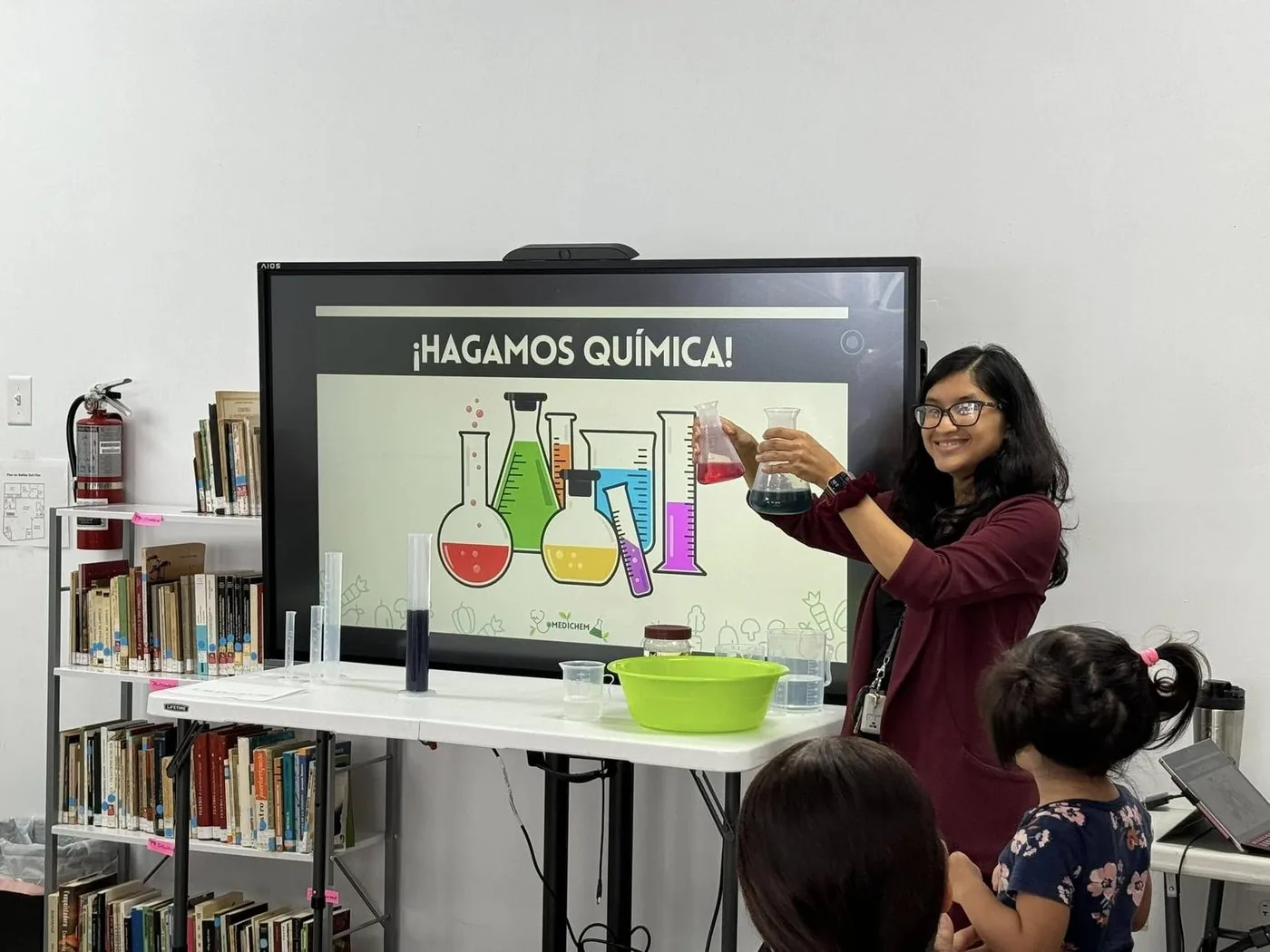 La Dra. Chelsea dirigiendo la demostración del taller ¡Hagamos Química!
